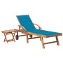 Sonnenliege aus Teakholz mit blauem Kissen und kleinem Tisch für Garten oder Terrasse.