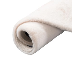 Gerollter, runder, creme-farbener Pergamon Luxus Super Soft Fellteppich (160x160cm).