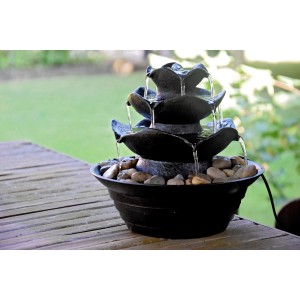 Schwarzer Dobar Design Zimmerbrunnen in Felsen-Optik mit Deko-Steinen.
