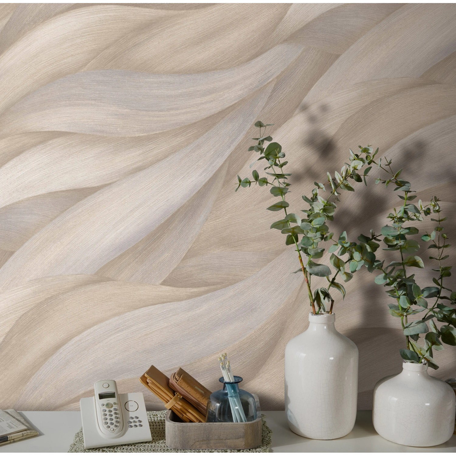 Beige Vliestapete mit Wellenmuster "Casual Chic" von Erismann, moderne Wandgestaltung.