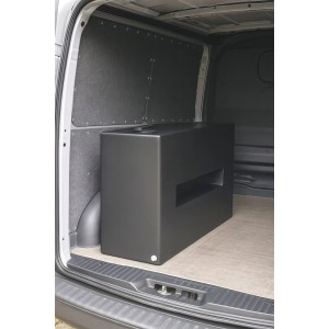 Schwarzer, rechteckiger KMND 150L Trinkwasser Wassertank im Laderaum eines Transporters.