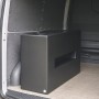 Schwarzer, rechteckiger KMND 150L Trinkwasser Wassertank im Laderaum eines Transporters.