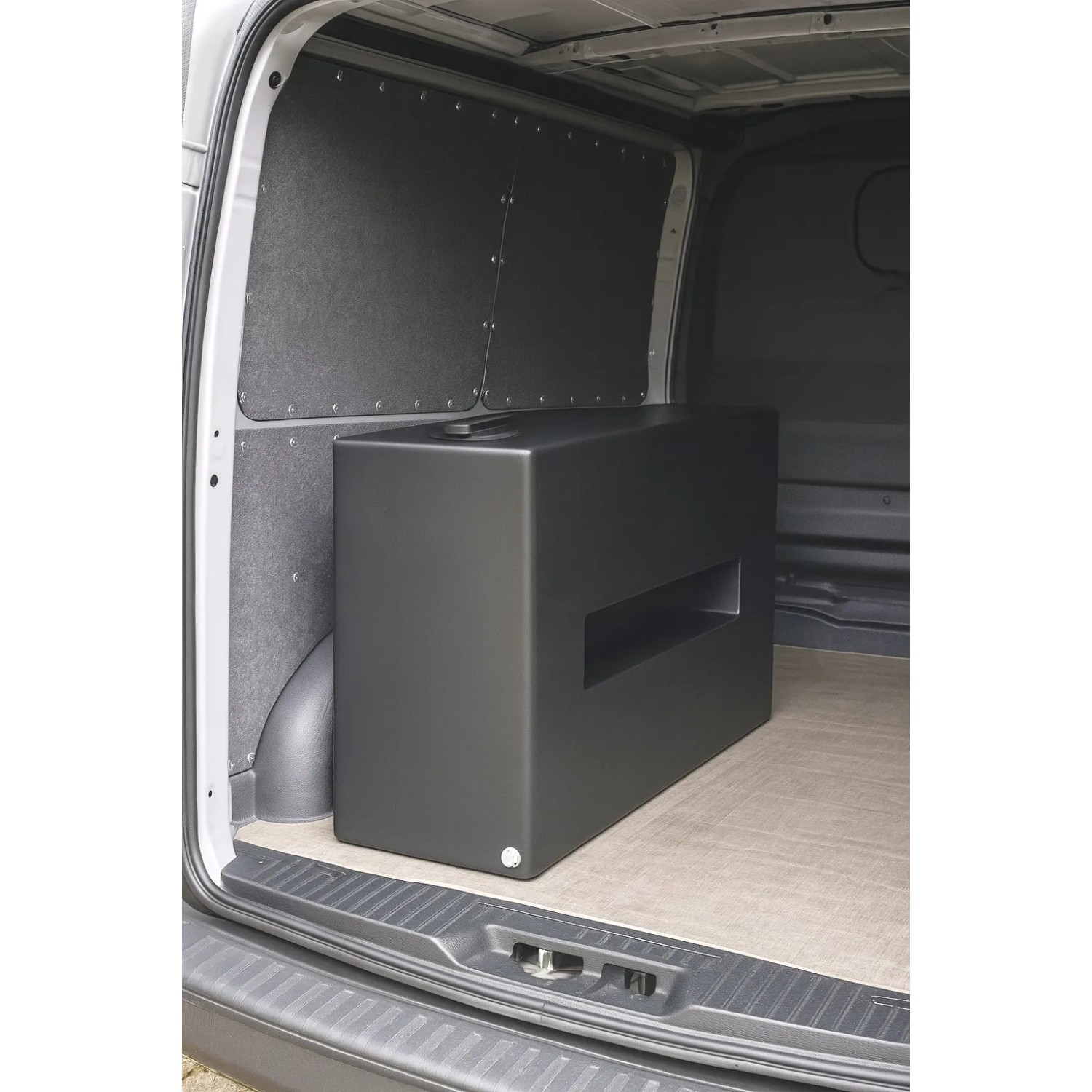 Schwarzer, rechteckiger KMND 150L Trinkwasser Wassertank im Laderaum eines Transporters.