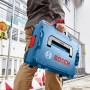 Bosch Professional Akku-Set in L-Boxx: Blaue Werkzeugkiste mit Akkus im Einsatz.