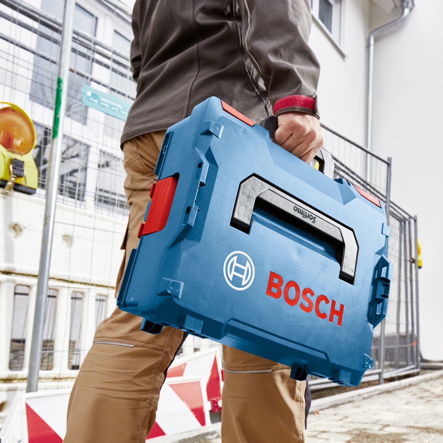 Bosch Professional Akku-Set in L-Boxx: Blaue Werkzeugkiste mit Akkus im Einsatz.