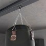 Schwarze SOTECH Befestigungsöse aus Edelstahl V2A mit Boxsack an einer Kette befestigt.