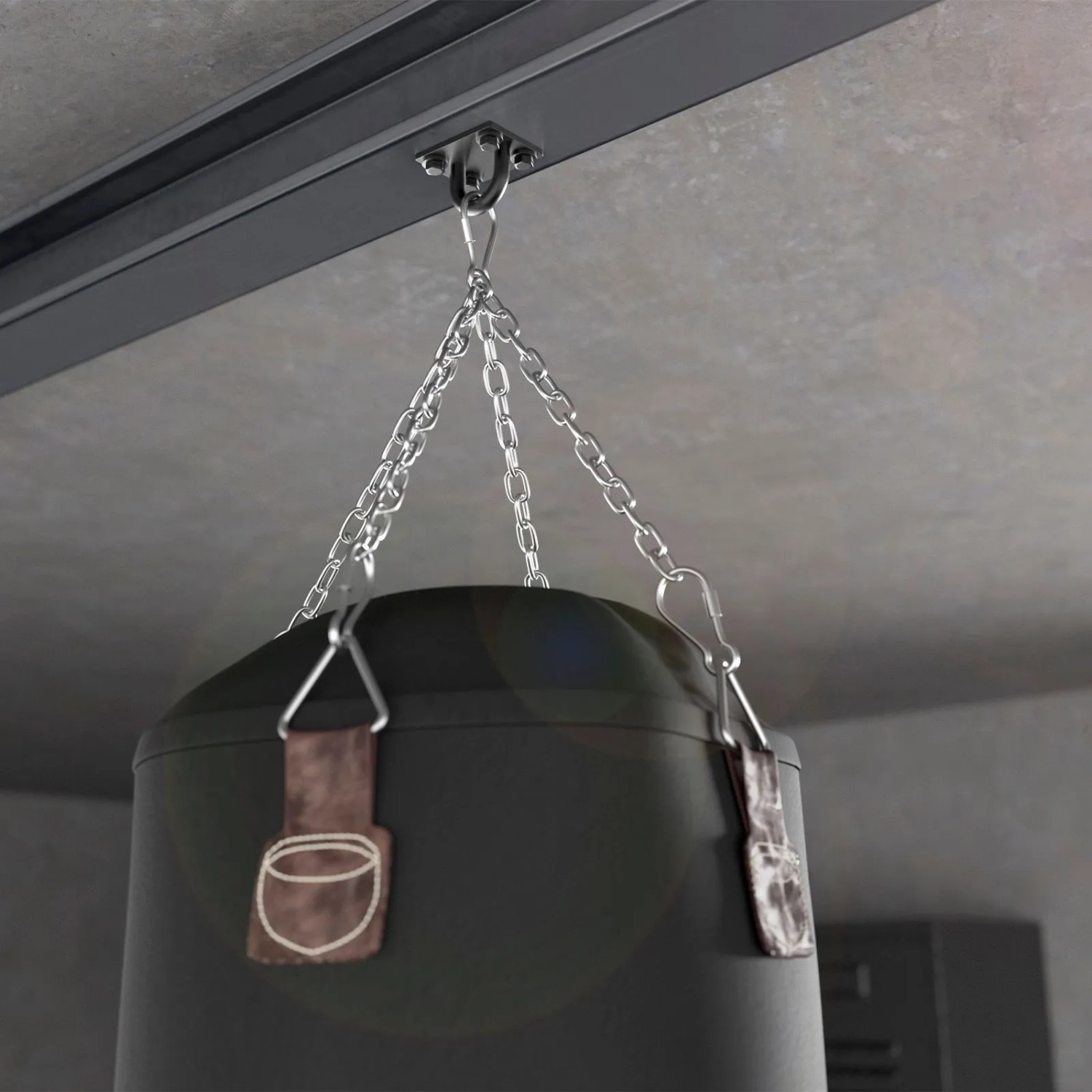 Schwarze SOTECH Befestigungsöse aus Edelstahl V2A mit Boxsack an einer Kette befestigt.
