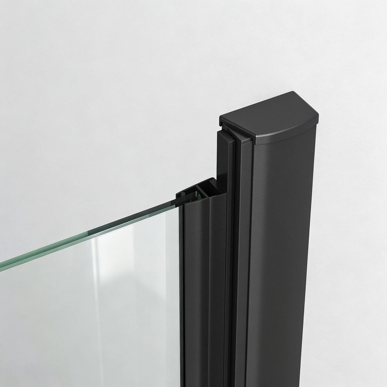 Aquabatos Dusch-Falttür: Detail des schwarzen Aluminiumprofils und klarem Sicherheitsglas. Bad Duschabtrennung.