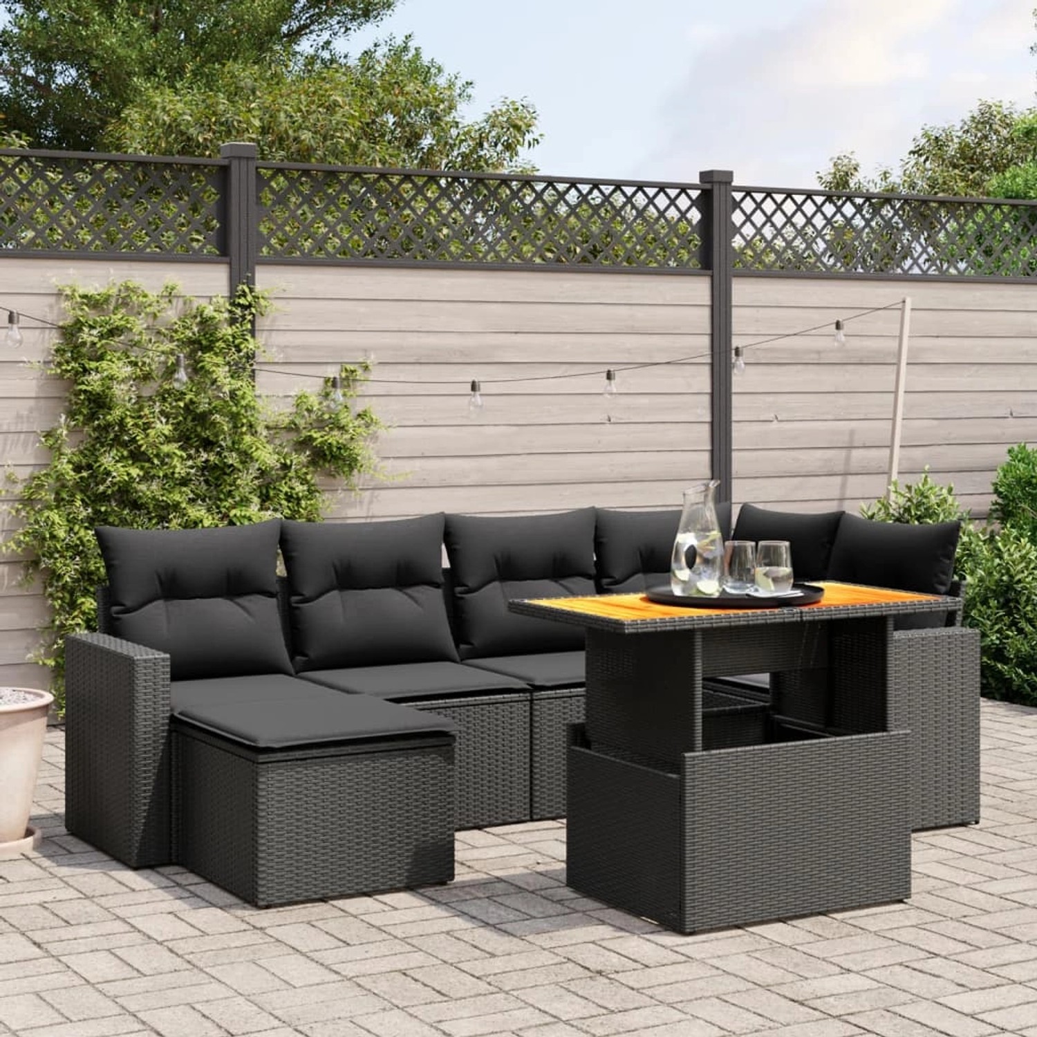 Schwarze 7-tlg. vidaXL Garten-Sofagarnitur aus Poly Rattan mit Tisch und Kissen.