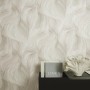 Beige Vliestapete „Waves of Light“ von Erismann, dynamisches Wellenmuster für Wohnräume.