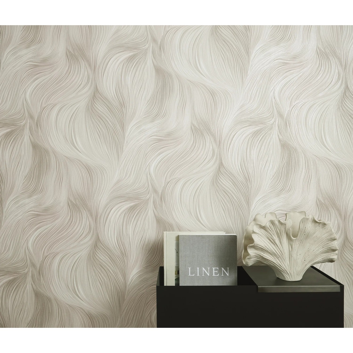 Beige Vliestapete „Waves of Light“ von Erismann, dynamisches Wellenmuster für Wohnräume.