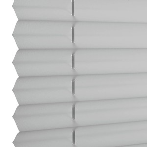 Graues Gardinia Dachfenster-Plissee mit Saugnäpfen, Detailansicht.