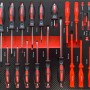 Schublade des Mephisto Werkzeugwagens mit Schraubendreher-Set, rot/schwarz sortiert.