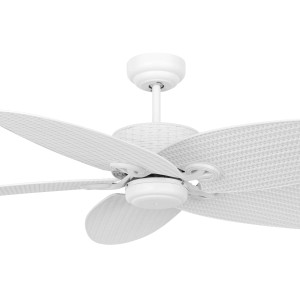 Weißer Lucci Air Deckenventilator Fijian II mit Rattan-Design und Wandschalter.