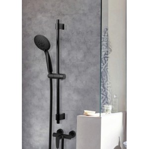 Wenko Brauseset Young in mattem Schwarz mit Duschstange, Handbrause, Schlauch und Armatur an grauer Wand.