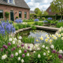 Blühender Teichrand mit Wildblumen: Schachbrettblumen, Narzissen und blauen Camassia-Blüten in einem Garten.