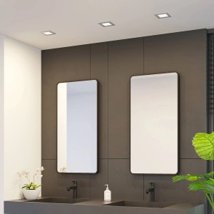 Quadratische PRIOS LED Einbaustrahler in Alu-Optik im modernen Badezimmer.