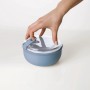 Runde, blaue Rotho Frischhaltedose Ela (0,75 l) mit transparentem Deckel wird von Hand verschlossen.