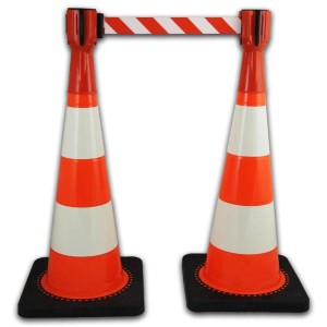 UvV Absperrset mit 2 Leitkegeln (75cm) und rot-weißem Absperrband (5m).