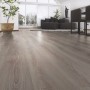 Heller Laminatboden in Eiche Altholzstruktur im Wohnraum verlegt.