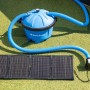 Steinbach Zirkulationspumpe mit PV-Panel zur Poolerwärmung, mit blauem Schlauch und Solarpanel.