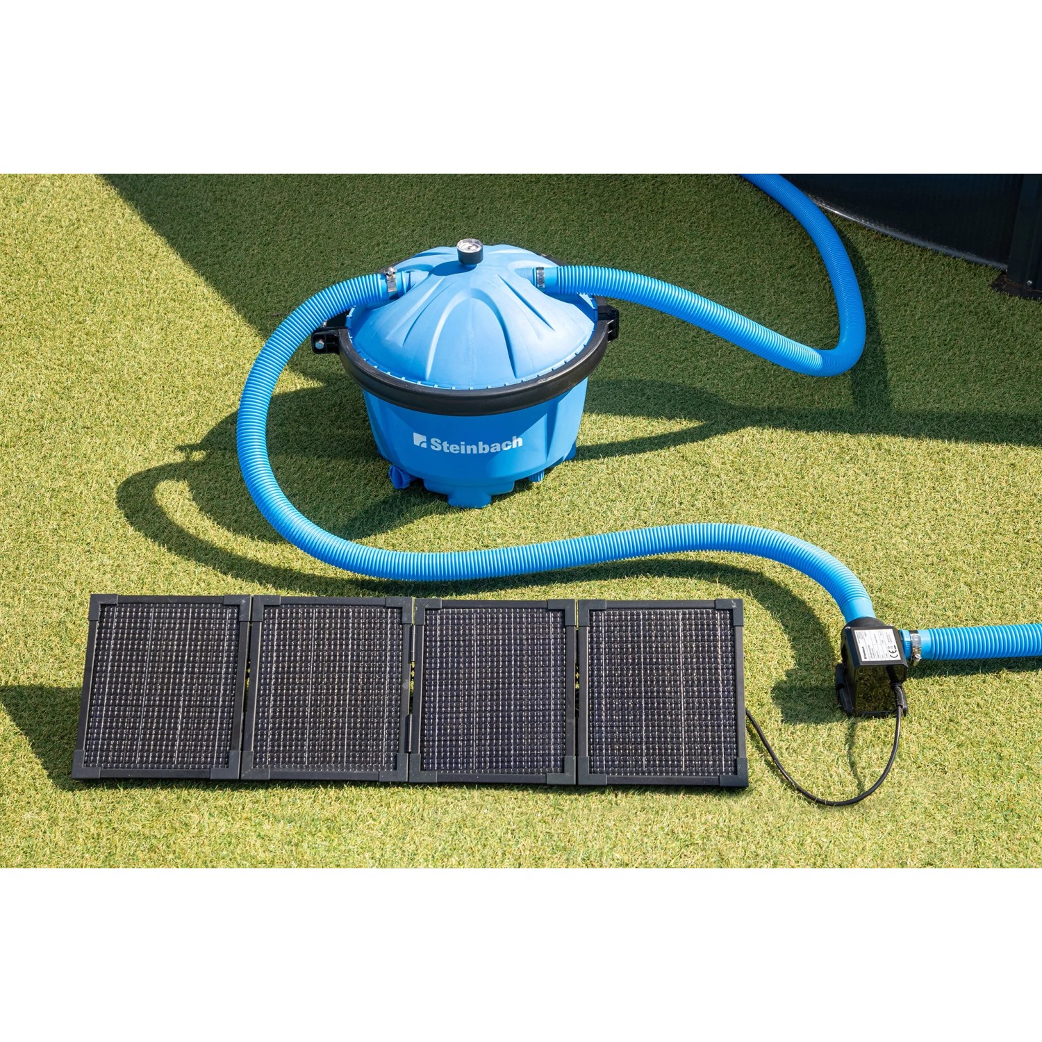 Steinbach Zirkulationspumpe mit PV-Panel zur Poolerwärmung, mit blauem Schlauch und Solarpanel.