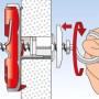 Illustration: Fischer Duotec Kippdübel Funktion in Gipskartonwand mit Haken.