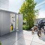 Modernes Biohort Gerätehaus Neo 2B Quarzgrau-Metallic mit offener Tür, Werkzeug innen. Auf Terrasse, ideal für Garten.