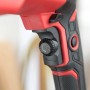 Detailaufnahme: Drehzahlregler am Skil Bohrhammer 1770GA, rot/schwarz.