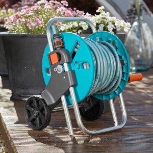 Gardena CleverRoll S Schlauchwagen-Set mit 20m Schlauch und Zubehör auf Holzterrasse.