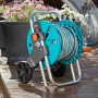 Gardena CleverRoll S Schlauchwagen-Set mit 20m Schlauch und Zubehör auf Holzterrasse.