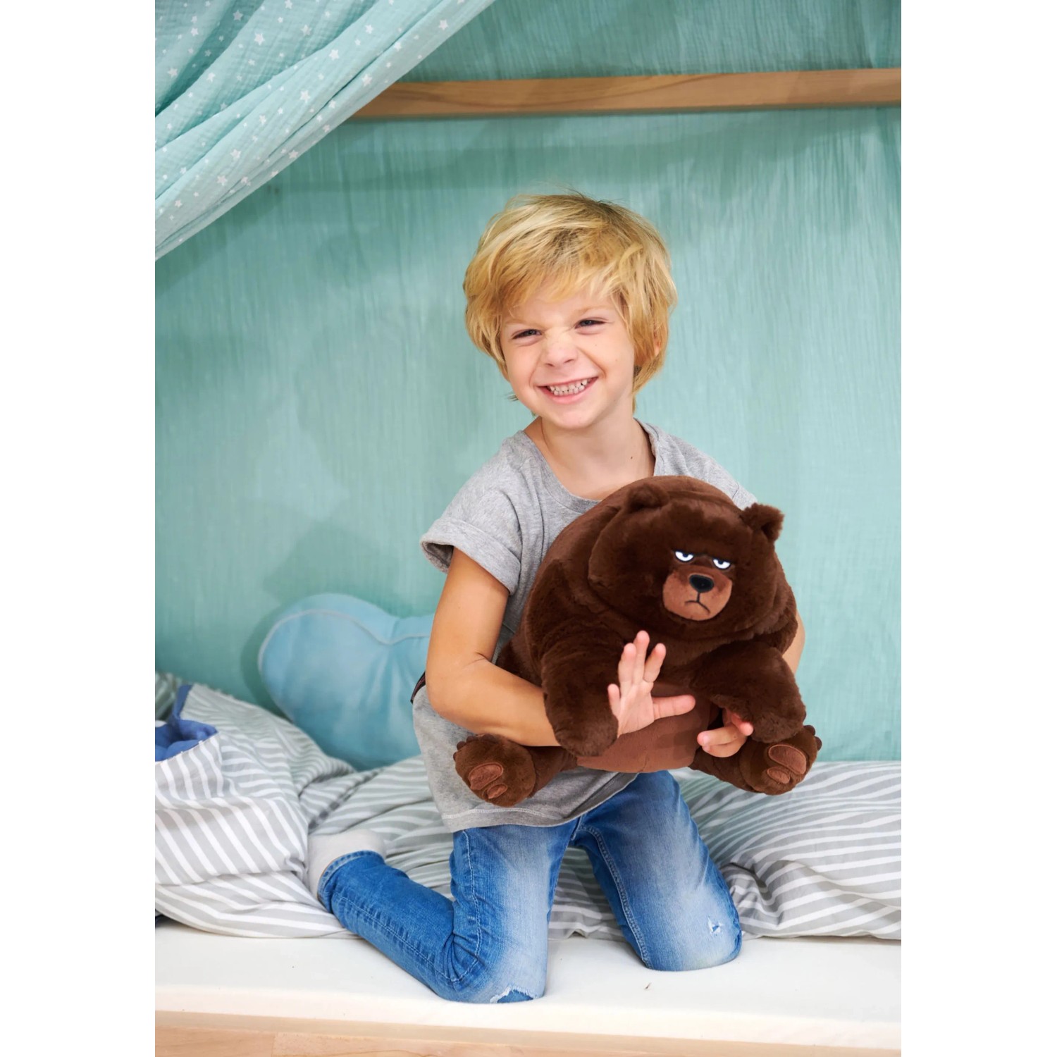 Junge hält Disney Pixar Hoppers Ellen Bär Plüschfigur (32cm, dunkelbraun).