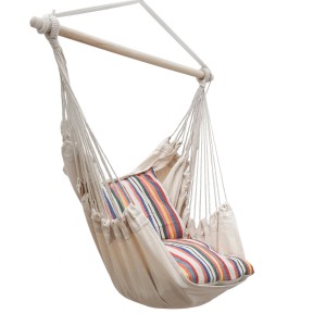Beiger AMANKA Hängesessel mit Holzstab und bunten Kissen, geeignet für Balkon und Garten.