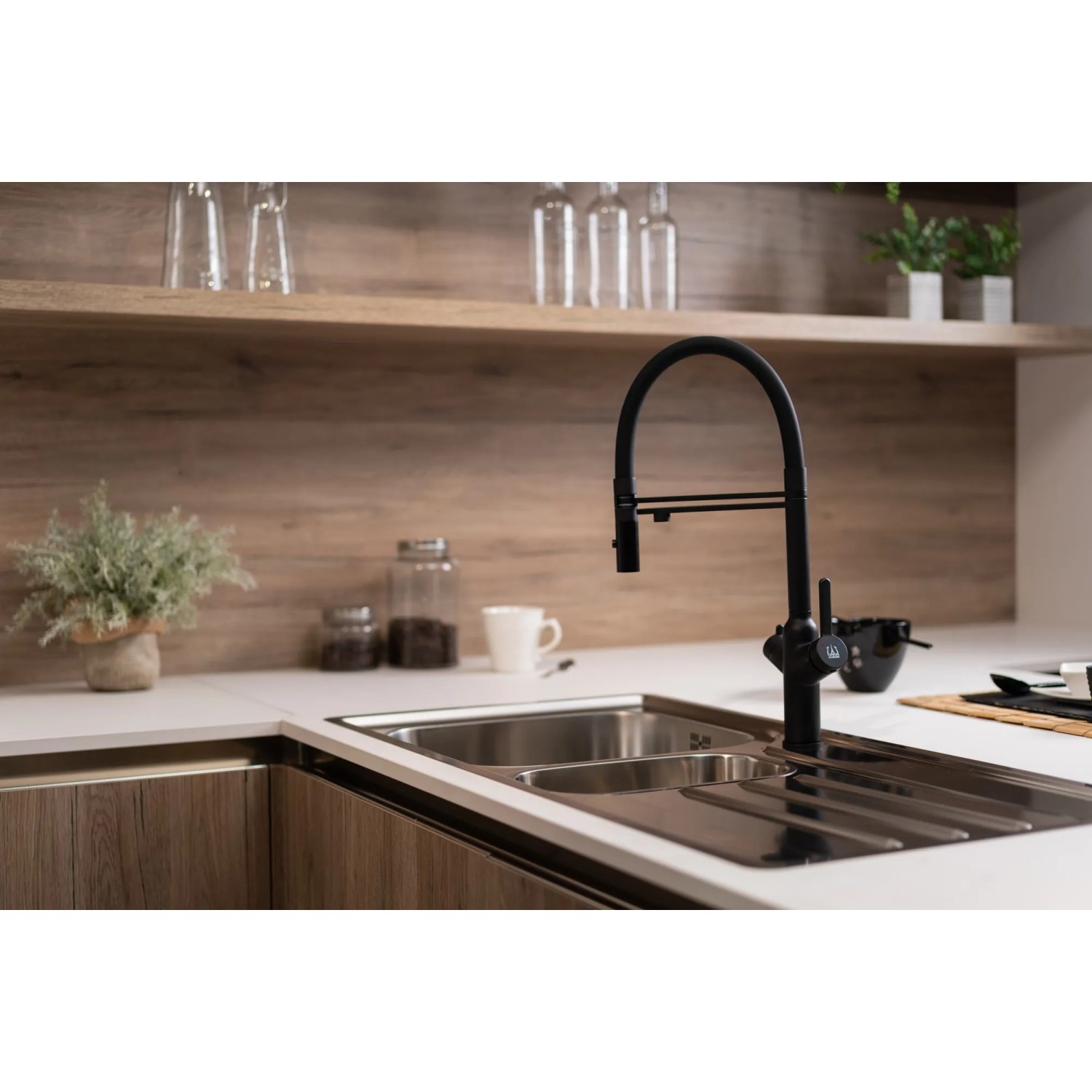 Schwarze VIZIO 4-Wege Küchenarmatur mit Handbrause und schwenkbarem Auslauf.