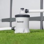 Weiße Bestway Polysphere Filterpumpe mit Schläuchen am Pool auf grünem Rasen. Reinigt Poolwasser effizient.