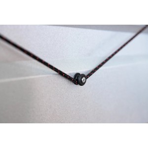 Detailaufnahme der roten Stema Flachplane (201x108 cm) mit Gummiseil zur Befestigung am Autoanhänger.