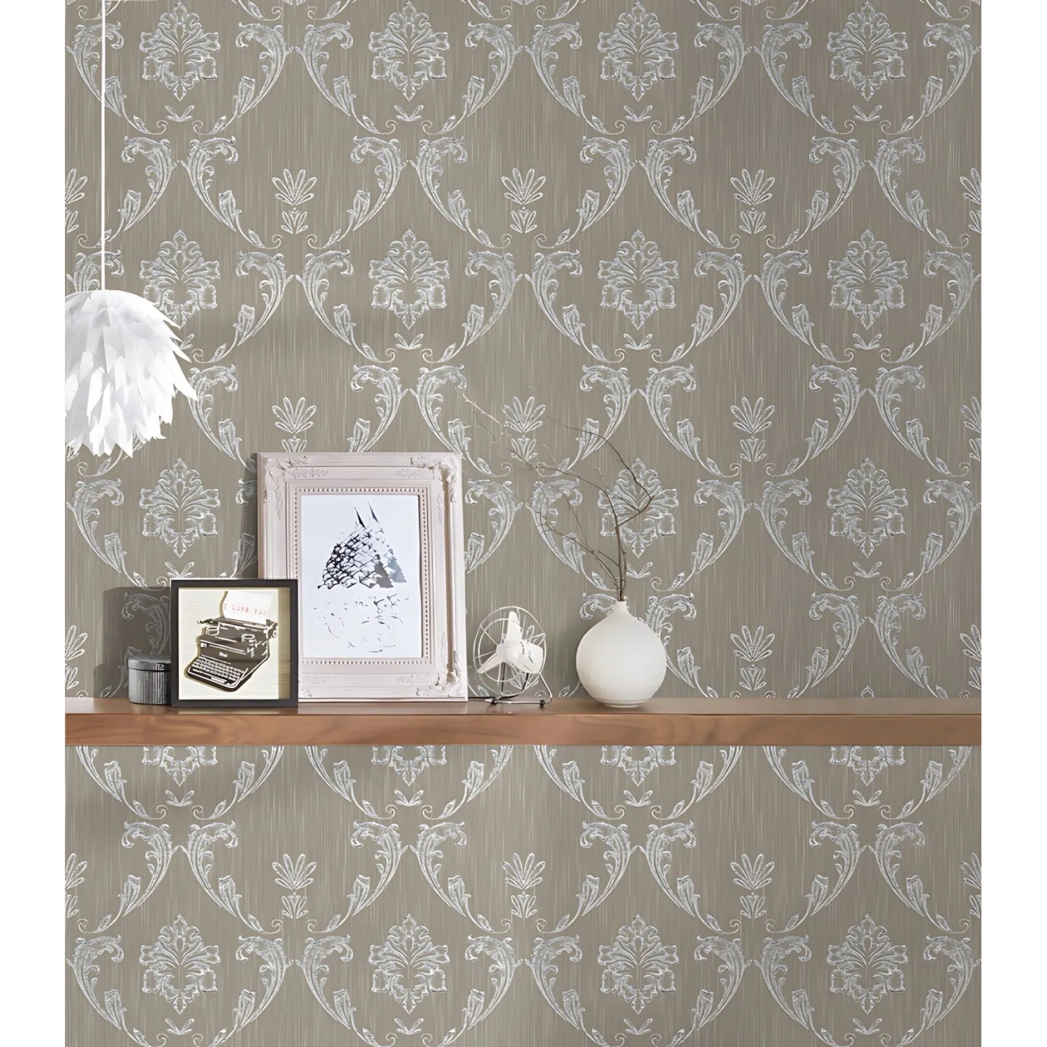Barock Tapete in Silber und Braun mit Ornament Muster. Dekorative Wandgestaltung für Wohnräume.