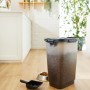 Rotho Tierfutterbehälter Cody 25L, transparent/grau, mit Futter und Schaufel.
