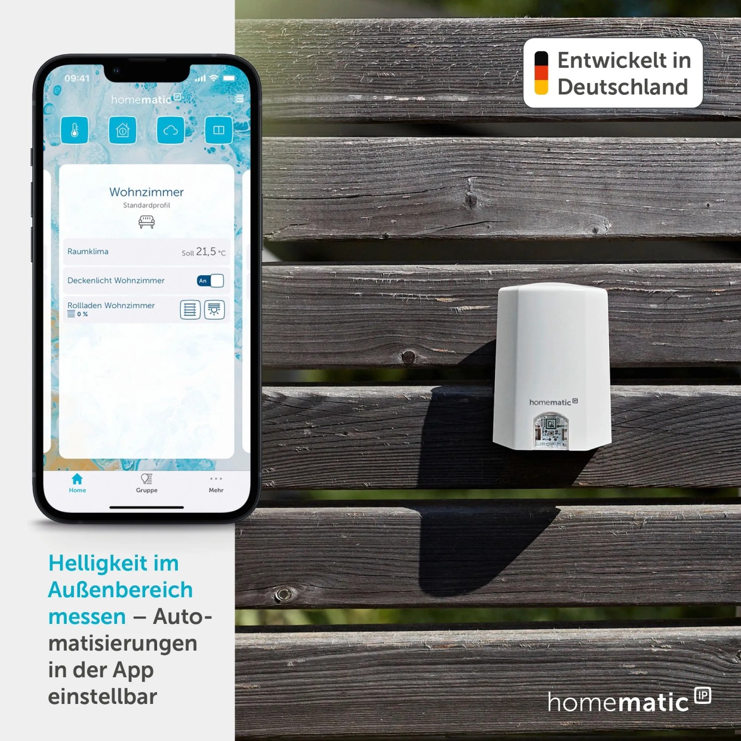 Homematic IP Lichtsensor außen auf Holzzaun, daneben Smartphone mit App-Steuerung für Rollläden und Helligkeit. Hausautomation.