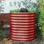 Rotes, rundes Vitavia Hochbeet Vita 858 aus Metall im Garten, bepflanzt mit Salat.