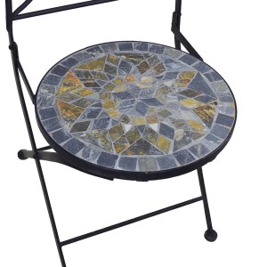 Detailansicht eines Stuhls der 3-teiligen Mosaik Bistrogarnitur mit Stern-Design.