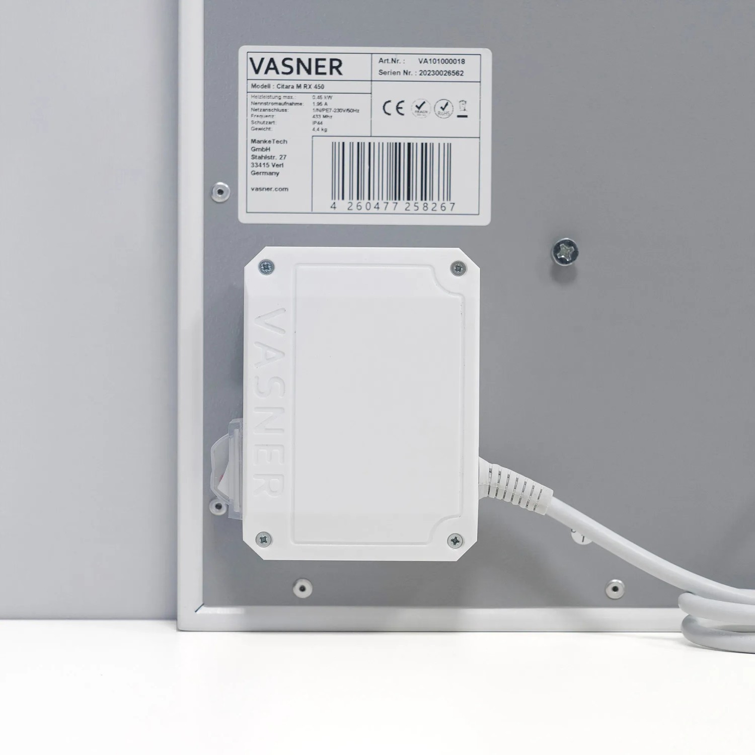 Detailaufnahme der Rückseite einer Vasner Citara M RX Infrarotheizung 700W mit Funkempfänger.