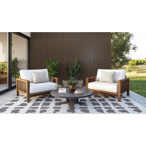 Terrasse mit WPC Wandpaneel in Eiche Walnuss, Sesseln und Tisch. Outdoor-Design mit Dekor-Paneelen.