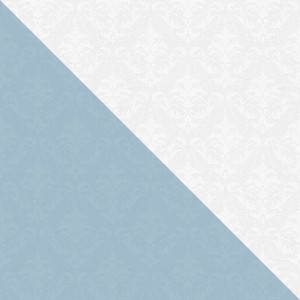 Weiße, matte Barock Tapete mit Ornament Muster, teilweise hellblau überdeckt.