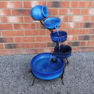 Blauer Solar Kaskadenbrunnen mit Akku von Monstershop, mehrstufig und mit Wasserlauf.