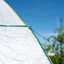 Detailaufnahme Westmann Überwinterungszelt Avocado: Folie, grüne Umrandung, blaue Himmel im Hintergrund.