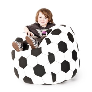 Kind sitzt im schwarz-weißen Fußball Sitzsack BeanBag 120l von Sitting Point.