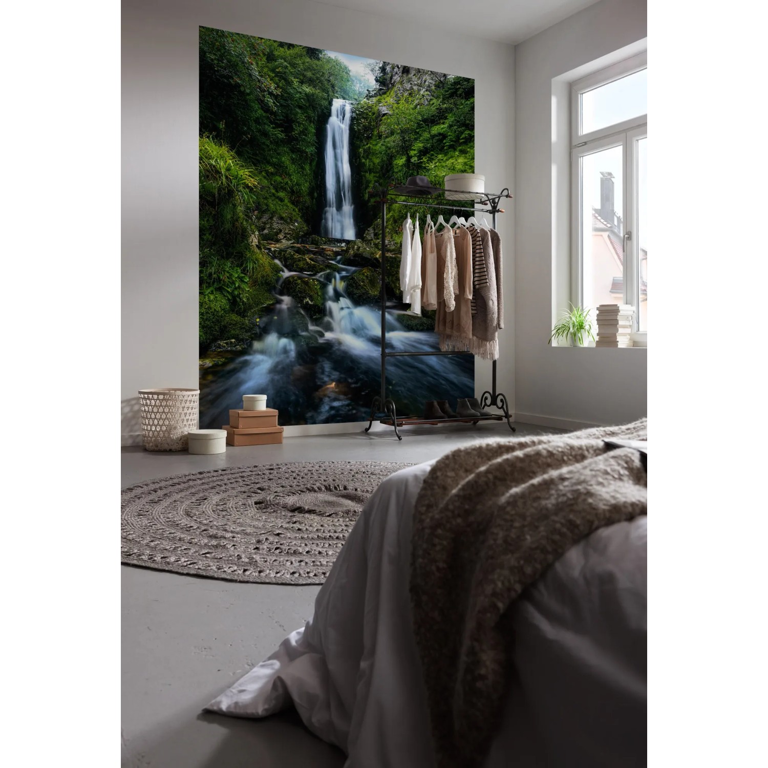 Komar Fototapete Vlies Glenevin Falls (200x250 cm) mit Wasserfall-Motiv im Schlafzimmer.