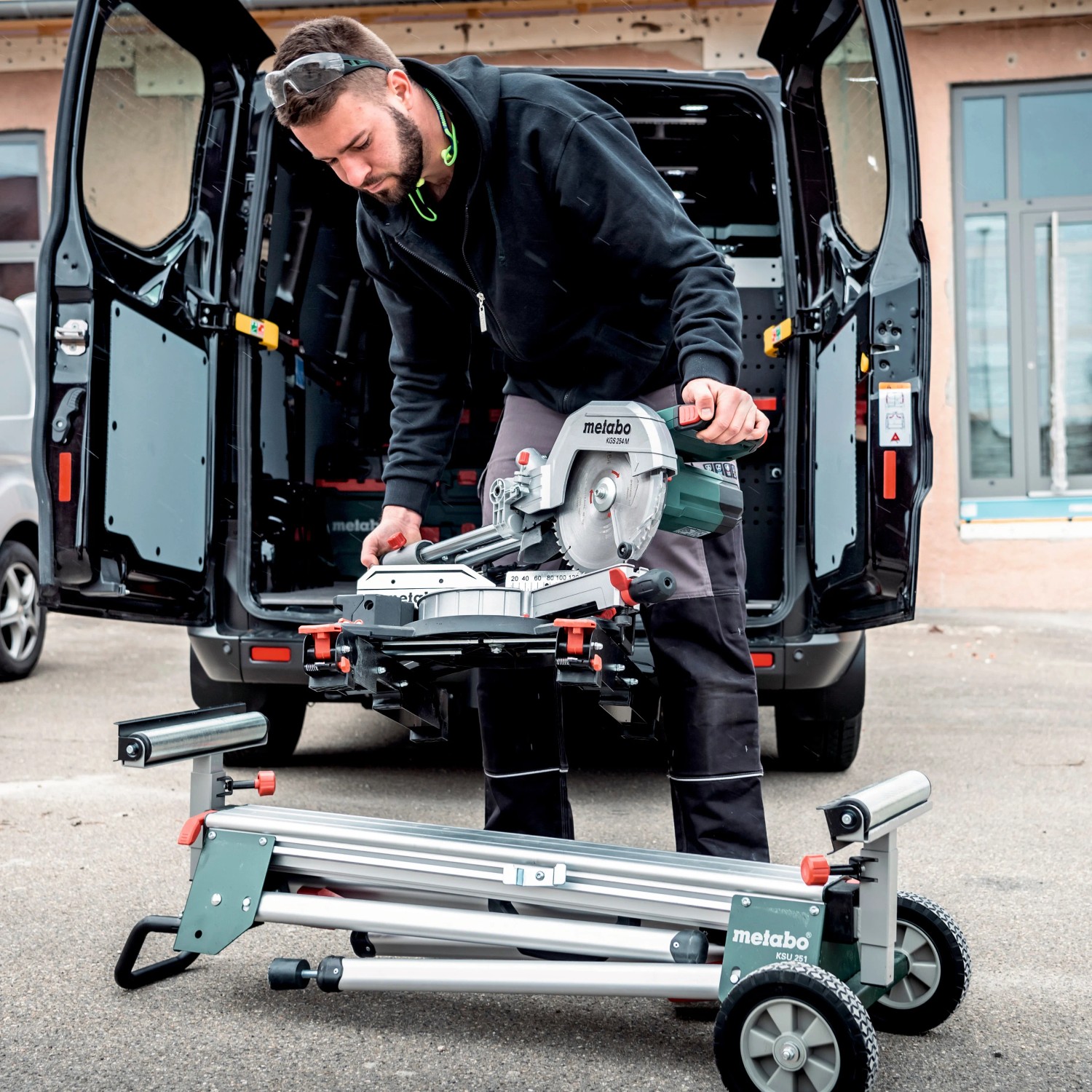 Metabo KGS 254 M Kapp- und Zugsäge mit Untergestell im Einsatz vor Handwerkerwagen.