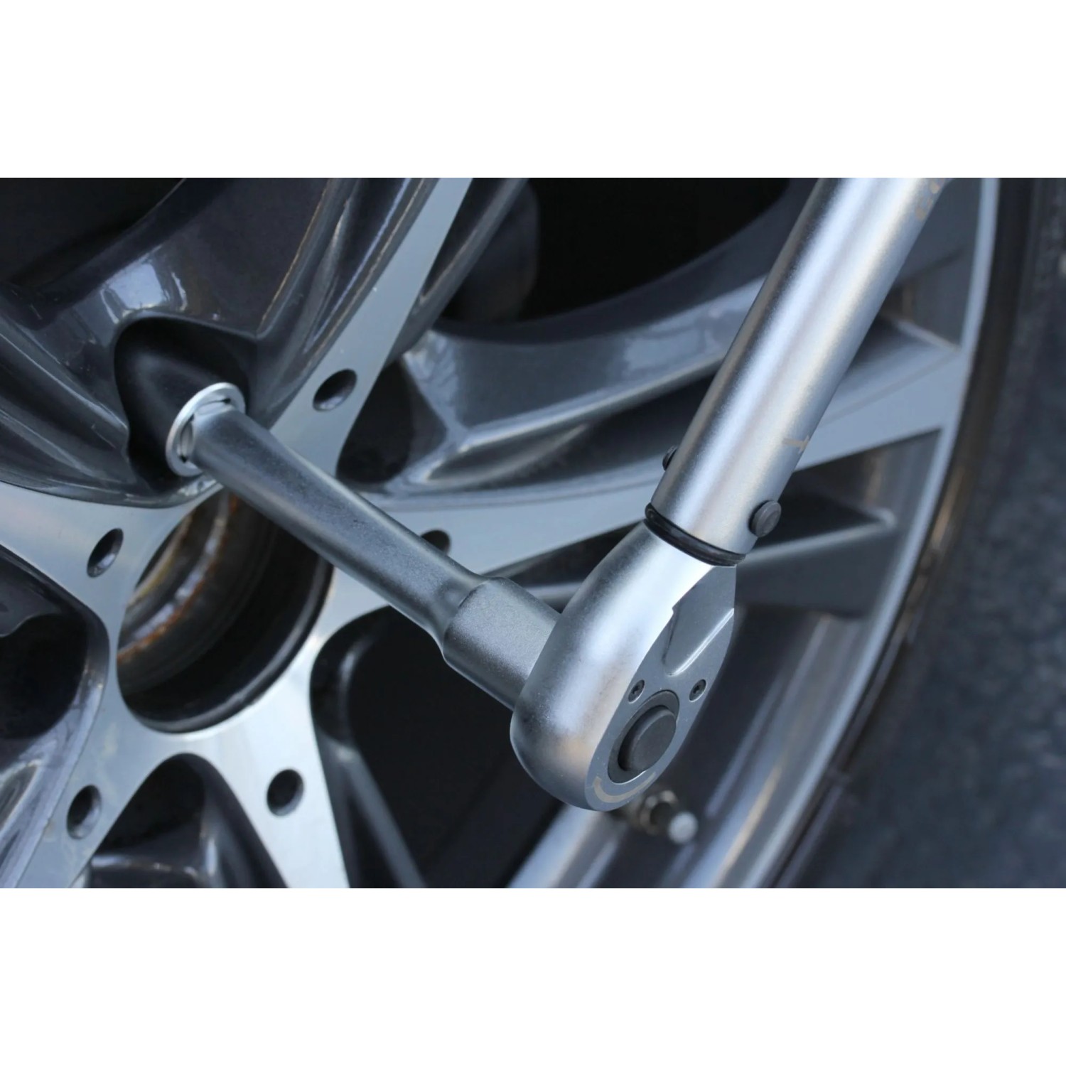 Goodyear Drehmomentschlüssel mit Verlängerung und Stecknuss beim Anziehen einer Radmutter.